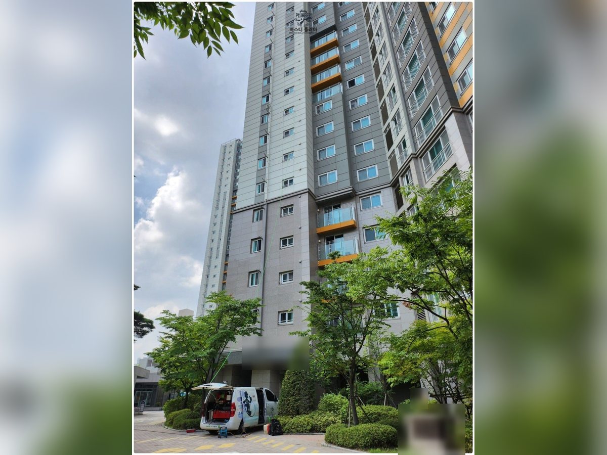 아파트 외벽을 따라 옥상으로 고압호스를 올리는 작업