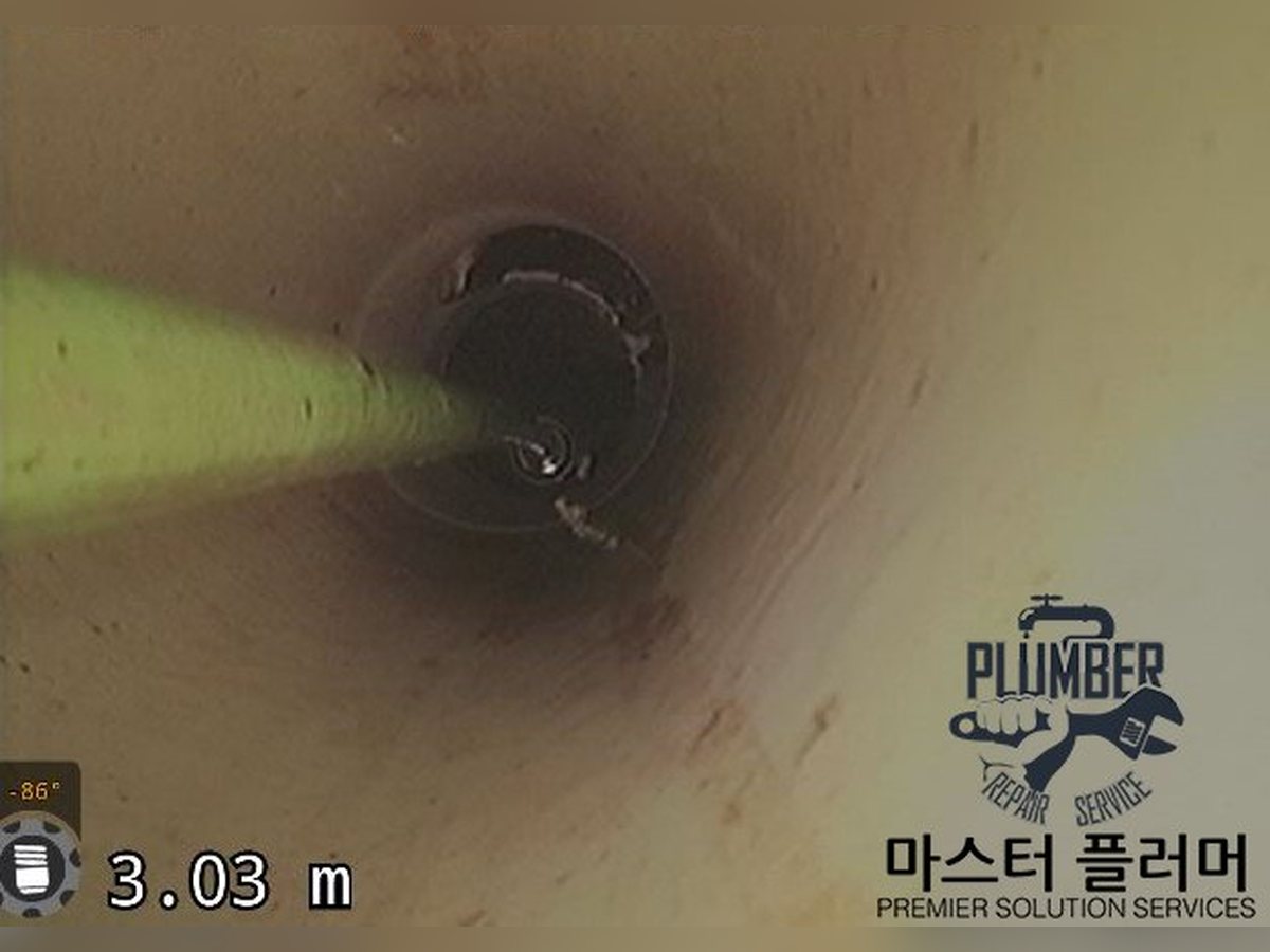 온수고압세척으로 입상관 벽면 오물을 씻어 내는 내시경 화면