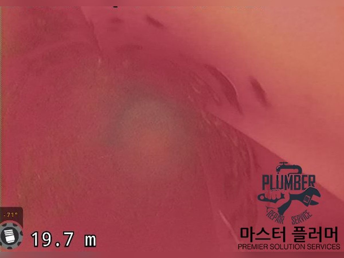 세척 후 오수관 입상관 벽면 상태를 확인한 내시경 화면