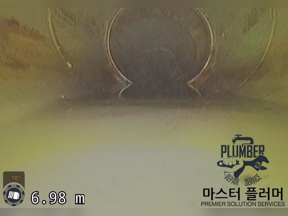 세척 후 오수 횡주관 내부 상태를 확인한 내시경 화면