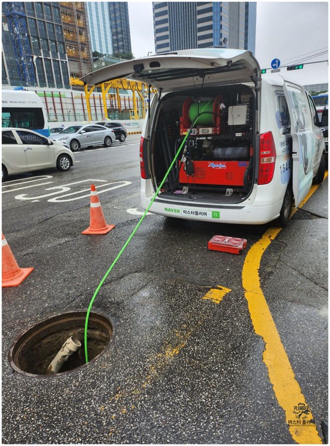 도로 맨홀을 열고 고압세척 작업 준비
